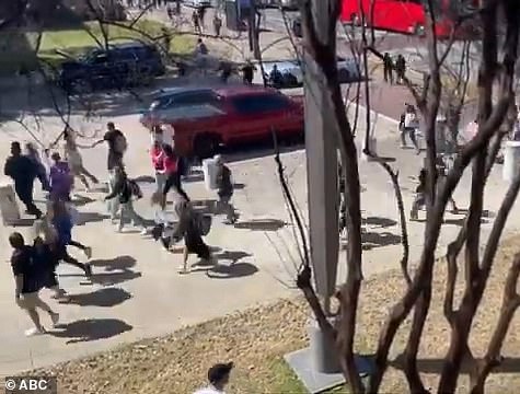 Los autos de la policía fueron vistos apresurándose a la escena cuando cientos de personas con uniformes de alegría brillante y los padres aterrorizados salieron del centro de convenciones. Otros fueron capturados agachándose debajo de los autos y camiones, buscando con mucha cobertura del ruido