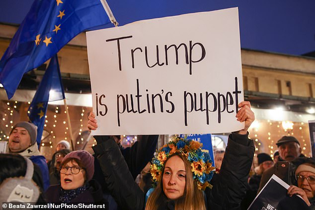 Una mujer lleva una pancarta que lee 'Trump es Putin's Puppet' durante la manifestación de 'Estamos con Zelenskyy y Europa' frente a en solidaridad con Ucrania y Zelenskyy en Krakow el sábado