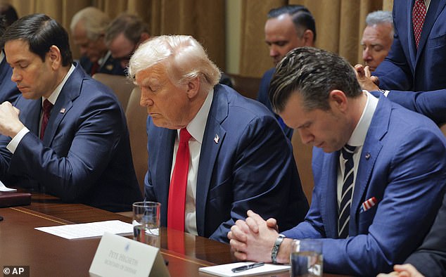 El presidente Donald Trump con el secretario de Estado Marco Rubio, el secretario de la izquierda y de defensa, Pete Hegseth, a la derecha, se ve rezando durante una reunión del gabinete