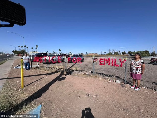 Se presentó una señal de que decía 'Justicia para Emily' en Arizona después de que se rompieron las noticias sobre la muerte del adolescente.