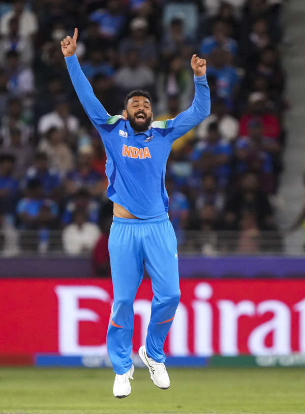 Dubai: Varun Chakaravarthy de la India celebra el wicket del Glenn de Nueva Zelanda ...