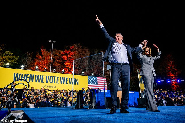 En las últimas semanas, el gobernador de Minnesota ha atacado al presidente Donald Trump en una serie de X puestos. Se muestra aquí con la ex vicepresidenta Kamala Harris en la campaña.