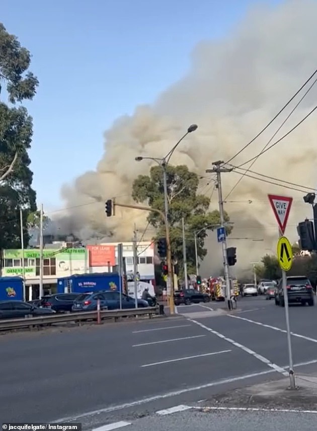 Los viajeros en todo el sur de Melbourne vieron el penacho que nubló las calles cercanas