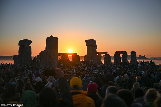 Todo el monumento, ahora ruinoso, está alineado hacia el amanecer en el atardecer en el solsticio de invierno