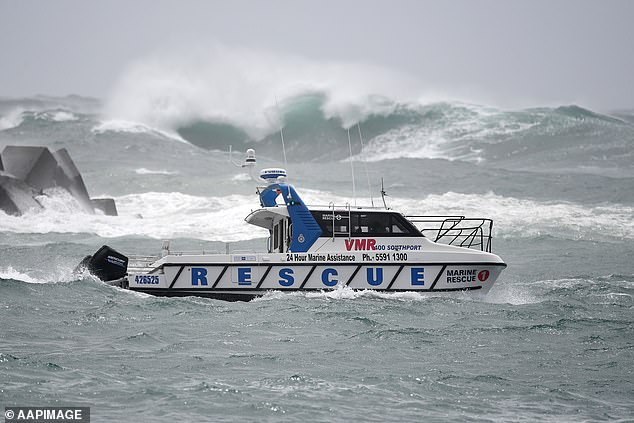 El ciclón ya está causando olas brutales, mareas masivas y erosión costera en Queensland