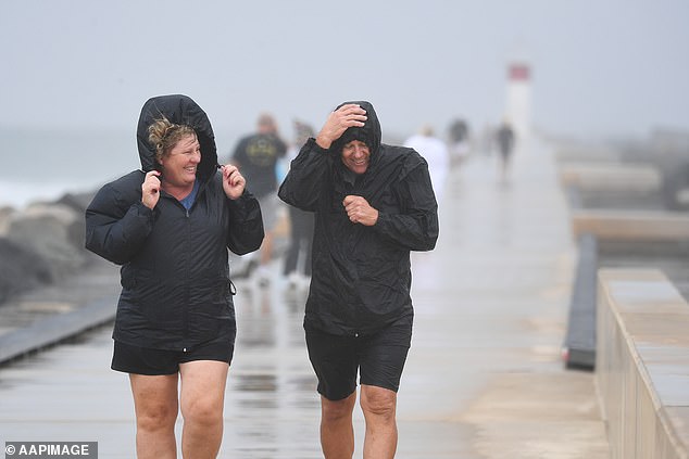 Millones de australianos en el sureste de Queensland y el norte de NSW están en un reloj de ciclón mientras el clima salvaje empeora. Foto está la Costa de Oro el lunes