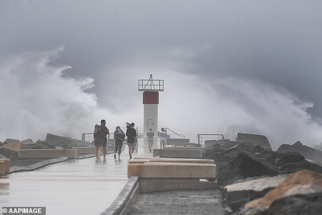 Los espectadores observan el clima en el Seaway en Gold Coast el lunes