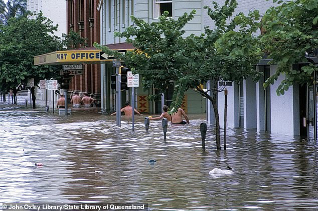 Cyclone Wanda (arriba) fue el último en tirar tierra en el sudeste de Queensland, en 1974