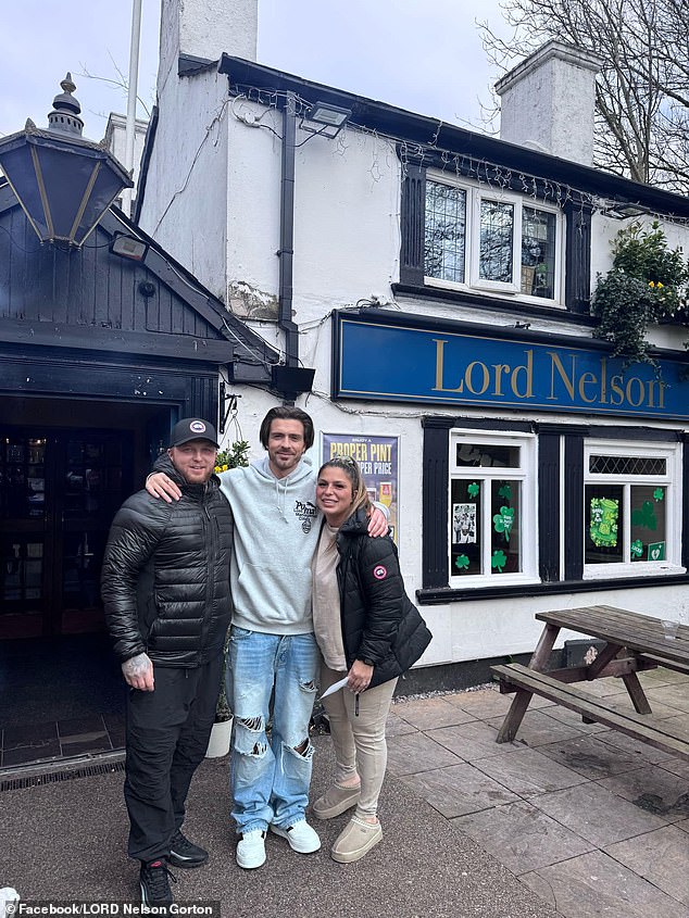 Horas antes, Grealish posó genoramente para fotos con fanáticos fuera del pub Lord Nelson en Gorton, Manchester