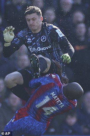 Mateta estaba en el extremo receptor de un tackle de terror del portero de Millwall Liam Roberts