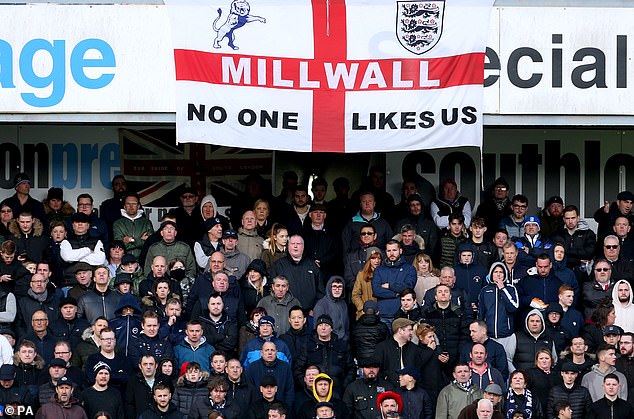 'A nadie le gustamos': un grupo de partidarios de Millwall se alza orgullosamente frente a su lema en el estudio