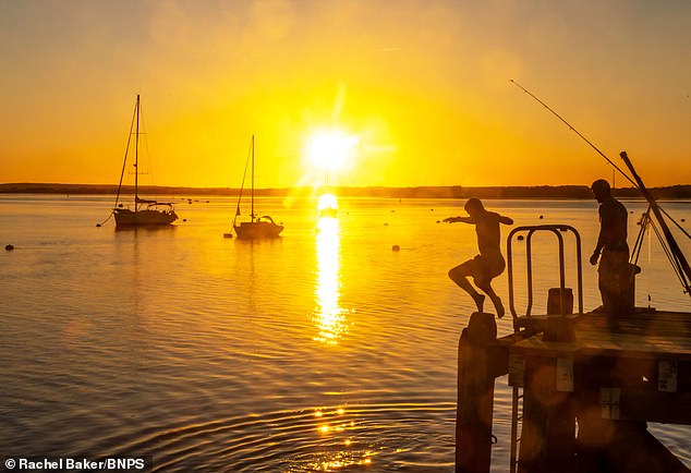 Una puesta de sol dorada sobre los yates en Poole Harbour en Dorset el sábado