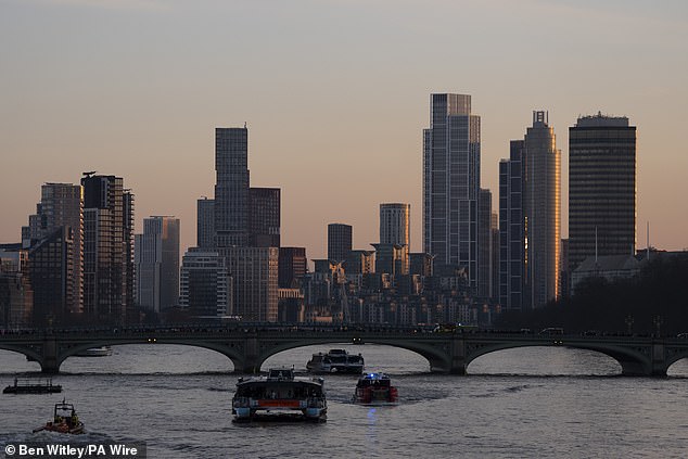 Una vista de la puesta de sol sobre Westminster Bridge en Londres el lunes por la tarde