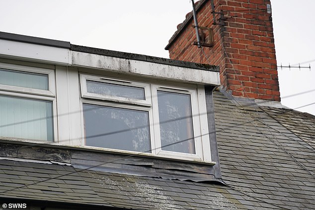 El niño cayó alrededor de 30 pies desde una ventana del tercer piso en su casa en Nottingham