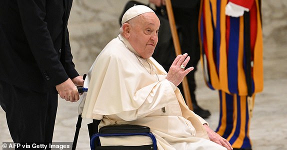 (Archivos) El Papa Francisco llega a la audiencia general semanal en Paul-Vi Hall en el Vaticano el 5 de febrero de 2025. Papa Francisco "Dormí toda la noche" El Vaticano dijo el 4 de marzo de 2025 después de sufrir dos ataques respiratorios el lunes, mientras el pontífice de 88 años lucha por recuperarse de la neumonía. (Foto de Alberto Pizzoli / AFP) (Foto de Alberto Pizzoli / AFP a través de Getty Images)