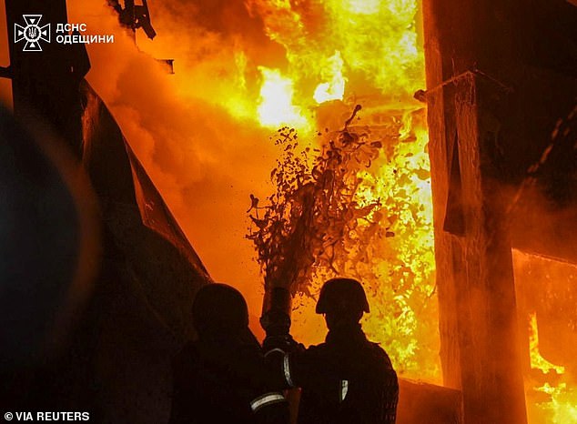 Los bomberos trabajan para controlar un incendio en un lugar dado como Odesa, Ucrania, después de un ataque de drones rusos dañados por la infraestructura energética en el puerto de Odesa del Mar Negro de Ucrania, desencadenando recortes de energía en la ciudad y eliminando los sistemas de calefacción, según funcionarios locales, en esta imagen de entrega lanzada el 4 de marzo de 2025 de 2025