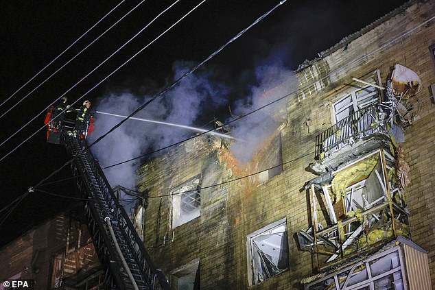 Los rescatistas ucranianos trabajan en el sitio de un edificio dañado después de un ataque de drones rusos en medio de la invasión rusa en curso en Kharkiv, Ucrania, 02 de marzo de 2025