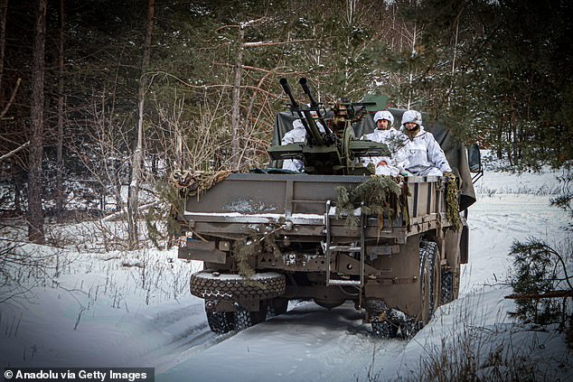 Los militares del Grupo Mobile Fire del 113a Brigada de Defensa Territorial de Ucrania regresan de una posición de combate en la dirección de Volchansk, región de Kharkiv, Ucrania, el 22 de febrero de 2025