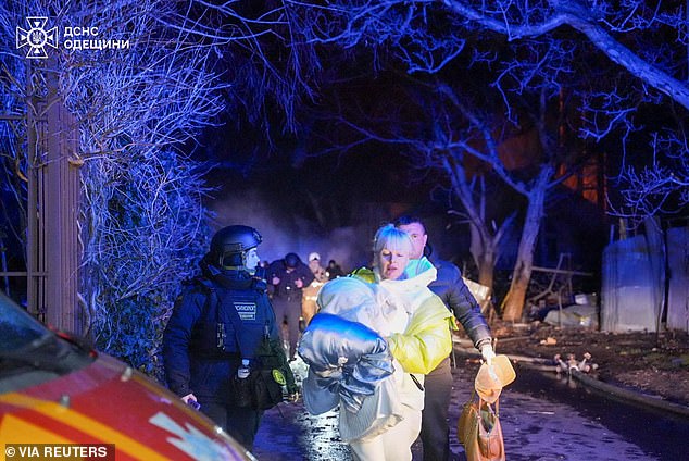 Un psicólogo de emergencia ayuda a un residente que reacciona en el sitio de la huelga de aviones no tripulados rusos, en medio del ataque de Rusia contra Ucrania, en Odesa, Ucrania, en esta imagen de folleto lanzada el 4 de marzo de 2025