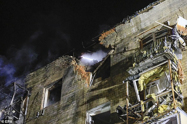 El sitio de un edificio residencial dañado después de un ataque con aviones no tripulados rusos en medio de la invasión rusa en curso en Kharkiv, Ucrania, 2 de marzo de 2025