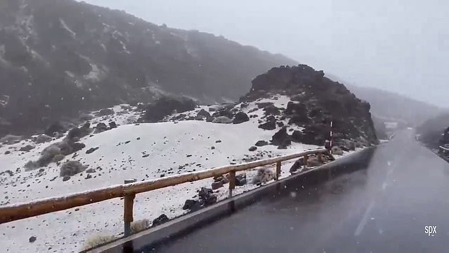 Debido al hielo en las carreteras, todas las rutas de acceso al Parque Nacional de Teide permanecen cerrados para garantizar la seguridad pública