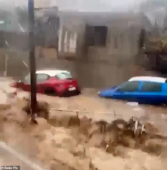 Imágenes impactantes capturadas en el momento en que un automóvil estaba a punto de ser sumergido en aguas de la inundación mientras una mujer estaba atrapada por dentro