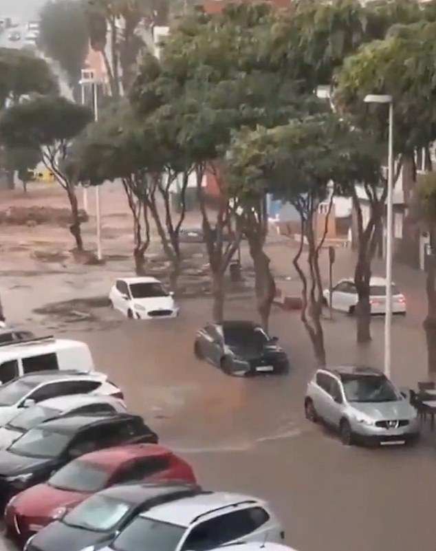 Los autos han sido arrastrados al mar después de que las inundaciones masivas llegaron a la isla española