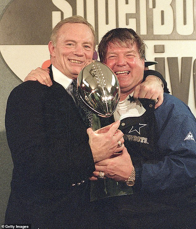 Jones y Johnson son vistos celebrando después de que los Cowboys ganaron el Super Bowl xxviii