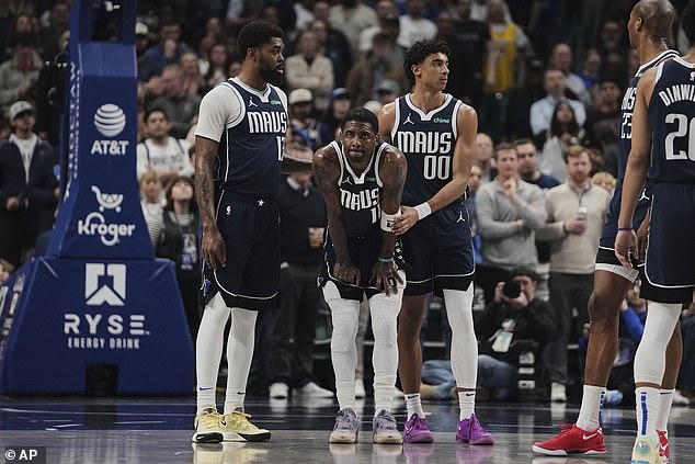 Regresó a la cancha para disparar un par de tiros libres antes de salir del juego.