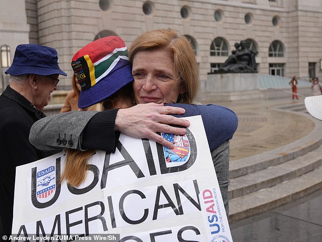 El ex administrador de USAID, Samantha Power, consolera a los ex empleados que recibieron 15 minutos cada uno para limpiar los artículos personales después del cierre de la agencia fuera del edificio Ronald Reagan