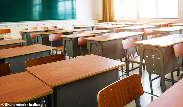 Aula vacía con escritorios, sillas y pizarra