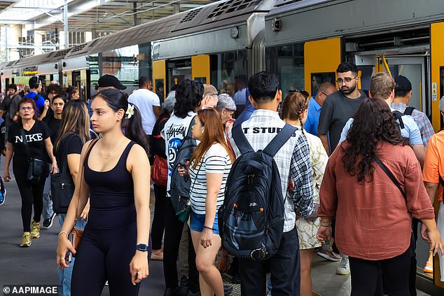 El Consejo Australiano de sindicatos (ACTU) advierte que desechar los acuerdos de WFH para los servidores públicos empeoraría la brecha salarial de género (en la foto, viajeros en Sydney)