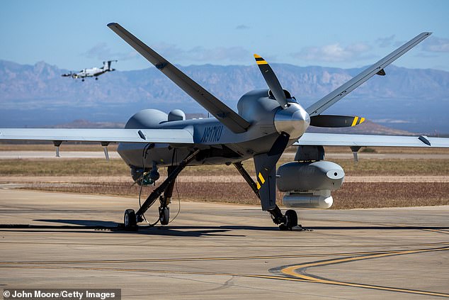 Foto de archivo. Un dron MQ-9 Reaper con aduanas y protección fronteriza (CBP) espera una misión sobre la frontera entre Estados Unidos y México el 4 de noviembre de 2022 en Fort Huachuca, Arizona