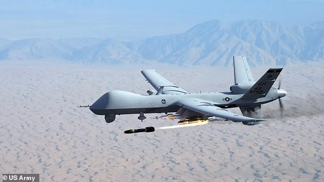 Foto de archivo. Un MQ-9 Reaper disparando misil Hellfire