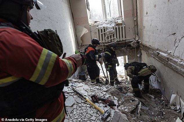 Los trabajadores de emergencia buscan a un civil en los escombros en Kostiantynivka, Ucrania