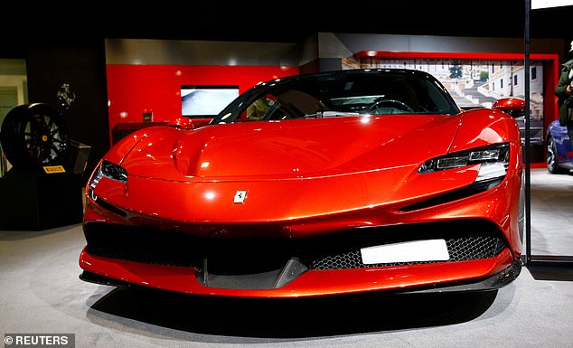 El Ferrari SF90 Stradale es un modelo híbrido que presenta casi 1,000 caballos de fuerza y ​​puede acelerar de 0 a 120 mph en menos de siete segundos