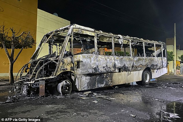 El autobús quemado durante los ataques de grupos armados que operan en el estado de Guanajuato el 31 de enero de 2023