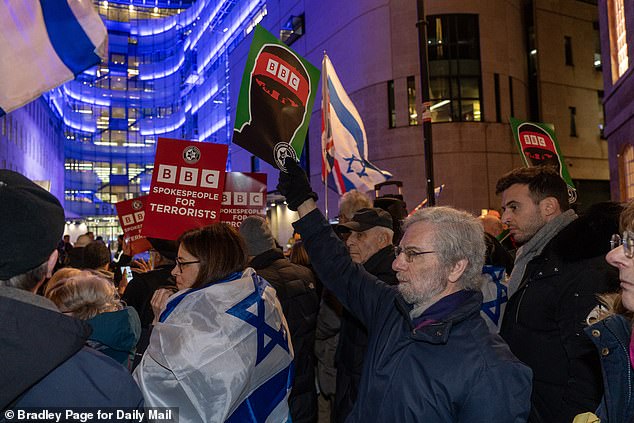 Los manifestantes se reunieron fuera de las oficinas de la BBC en Londres durante una manifestación contra el documental de Gaza de la emisora