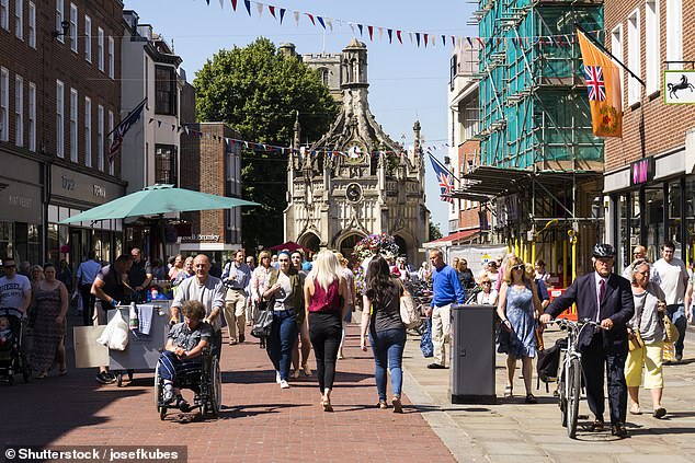 Los recién casados ​​realizaron una gira de silbato de Sussex en octubre de 2018, donde visitaron Brighton, Chichester (arriba), PeaceHaven y Bognor