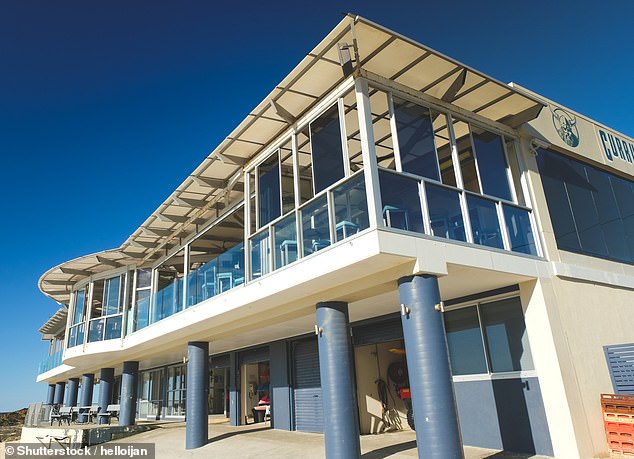 Currumbin Beach Vikings Surf Life Saving Club está envuelto con olas