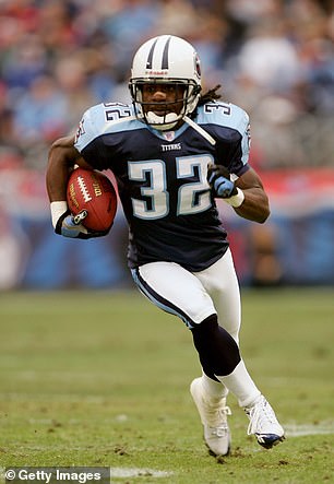 El esquinero Pacman Jones #32 de los Tennessee Titans lleva el balón contra los 49ers de San Francisco durante la Semana 12 de la temporada 2005-2006 de la NFL en el Coliseo en Nashville, Tennessee, el 27 de noviembre de 2005