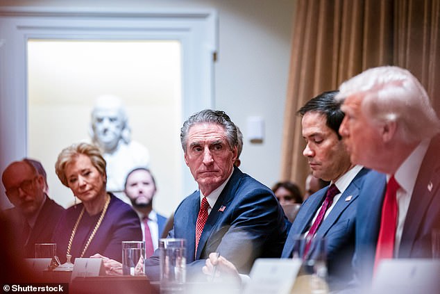 McMahon fue fotografiado recientemente junto a Marco Rubio y el presidente Trump durante una reunión del gabinete en la Casa Blanca