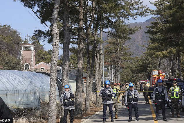 Los soldados del ejército y los oficiales de policía de Corea del Sur son guardias cerca de un sitio de accidente de bomba en Pocheon