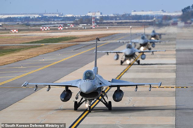 Los aviones de combate KF-16 de la Fuerza Aérea de Corea del Sur se ven en la pista en Gunsan