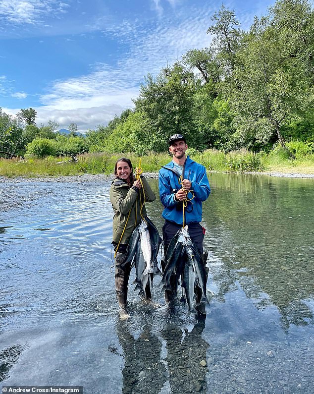 La hermana de aventurera, nacida en Virginia, Jenna Spooner, reveló que su fallecimiento 'estaba pacífico y lleno de amor en la habitación con [his wife] Evelyn (L, en la foto en 2023) a su lado, sus padres y amigos cercanos cerca '