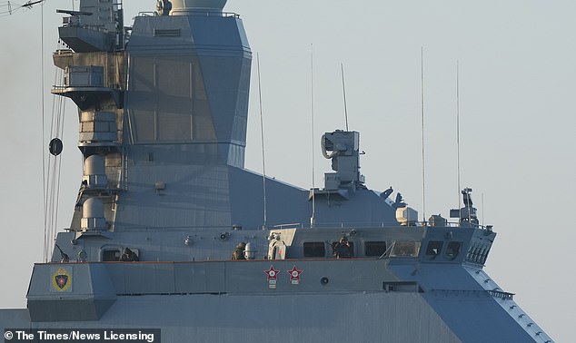 Se pueden ver sigilos rusos en todo el barco militar