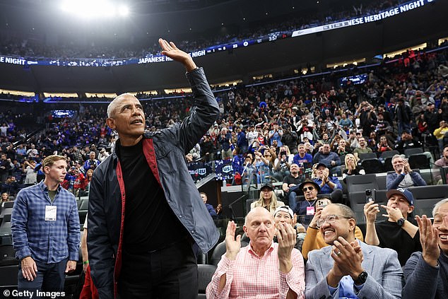 Barack Obama recibió una gran recepción de la multitud cuando fue presentado durante un intervalo del juego de Los Clippers y los Detroit Pistons