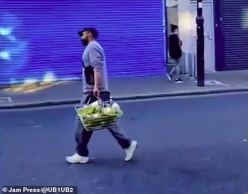 Vestido con pantalones de combate verde, un jersey gris y gorra, el hombre se lanzó por una calle lateral para hacer su escapada