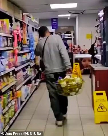 El ladrón de tiendas fue en video por otros clientes aturdidos