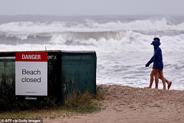 Las playas en Gold Coast se han cerrado a medida que el sistema meteorológico se encuentra en el Mar de Coral a unos 180 km de la costa